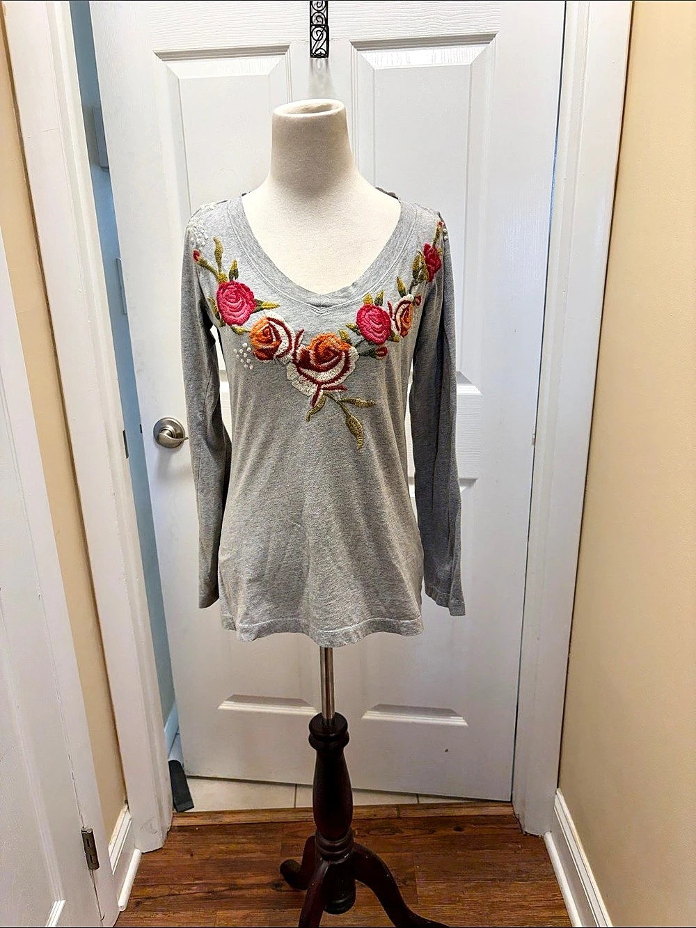 JWLA (Johnny Was LA) Embroidered Floral Long Sleeve Top in Gray & Pink Size Medi